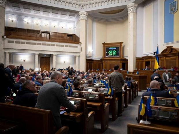 “Як тепло – не те що вдома!”: Нардеп-“слуга” захопився умовами роботи в Раді