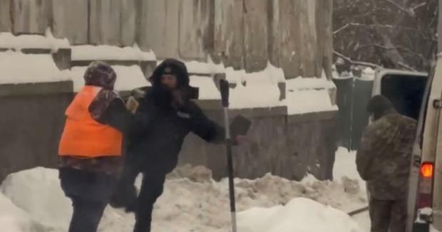 У Львові поліцейська “з ноги” напала на жінку, яка прибирала сніг, літня пані відреагувала (відео)