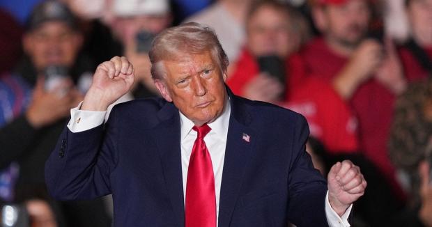 Помре він не від скромності: Трамп перейменував на свою честь дорогу, якою їздить додому