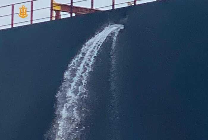 РФ завдала удару по двох цивільних суднах в Одеській області: є поранені