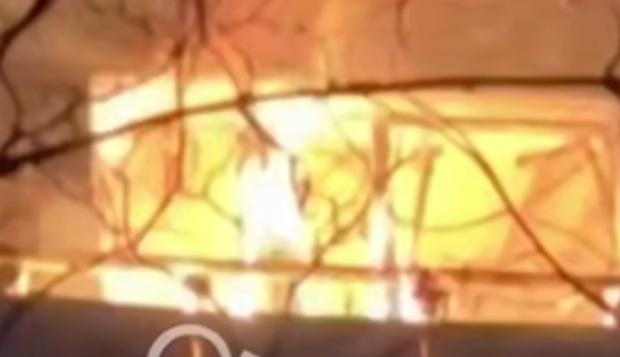 Після прямого влучання спалахнула пожежа: Росіяни вдарили по багатоповерхівці у Кривому Розі (фото, відео)