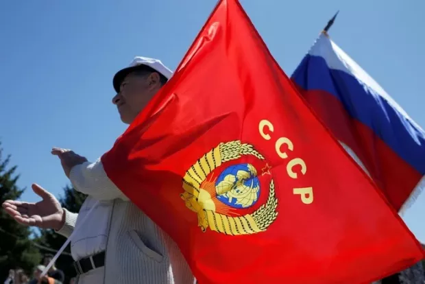 “За часів СРСР було краще!”: На Дніпропетровщині суд виправдав чоловіка, який розгулював із комуністичним прапором