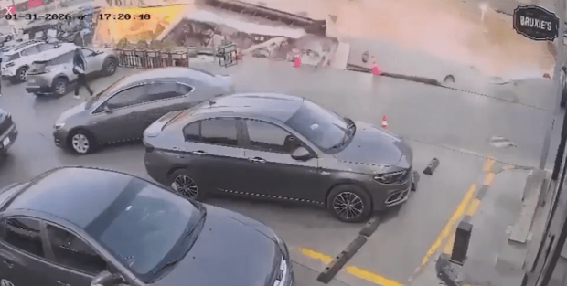 АЗС раптово провалилася під землю на очах у нажаханих свідків, що тікали, рятуючи свої життя. Моторошну подію зафіксували камери відеоспостереження