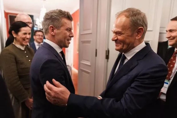 “Прізвище цієї пані – лише збіг обставин…”: Туск і Мадяр обмінялися дотепними жартами про Орбана та Трампа (відео)