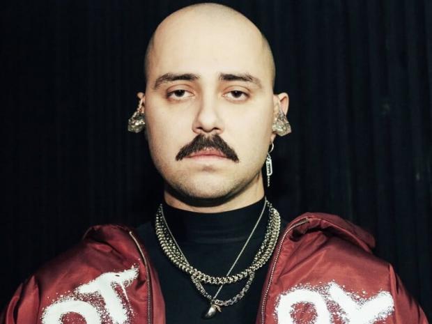 Публічно назвав “х…єсосами”: Відомий український співак обматюкав комунальників