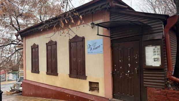 Руйнація під приводом реконструкції? Скандал “під липою” навколо ремонтних робіт у найстаршій садибі Андріївського узвозу столиці набирає обертів