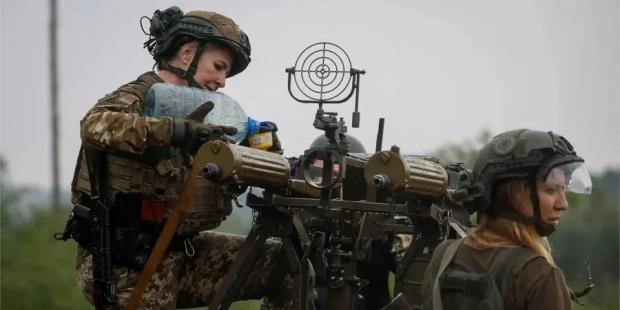 Пліч-о-пліч із чоловіками захищають державу: За рік кількість жінок-військових у ЗСУ зросла більш, ніж удвічі, – Сирський