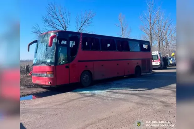 Росіяни вдарили по рейсовому автобусу на Харківщині, є жертви (фото)
