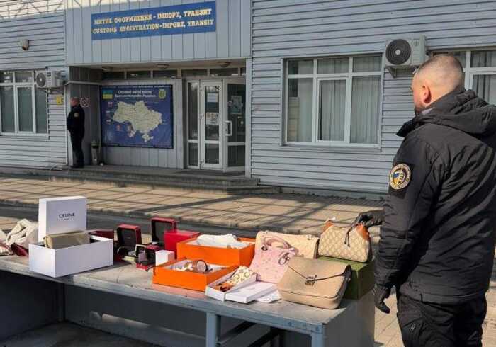 На кордоні в Ужгороді у водія вилучили незадекларовані брендові речі на 1,8 мільйона гривень