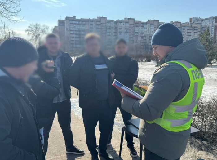 У Києві затримали чоловіка, який за 10 тисяч доларів обіцяв нелегальний виїзд за кордон