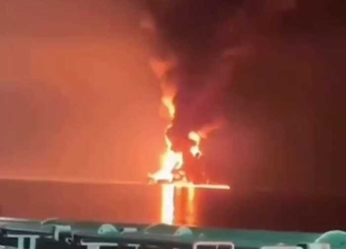 Біля узбережжя ОАЕ загорівся нафтовий танкер після атаки Ірану