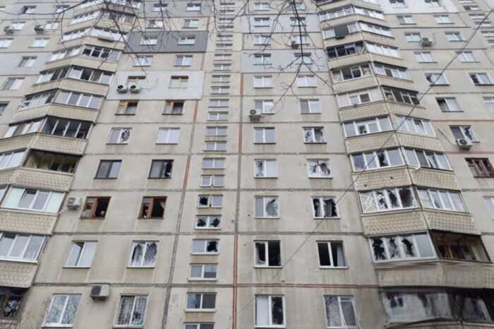 Росіяни вдарили по двору багатоповерхівки Харкова, є постраждалі