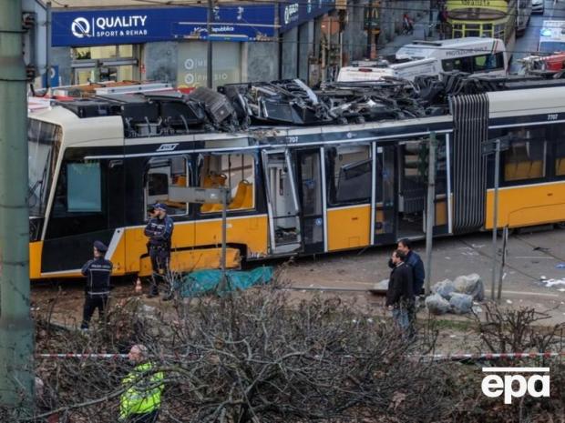 Десятки постраждалих: У центрі Мілана трамвай зійшов з рейок, на смерть збив людину та в’їхав у будівлю (фото, відео)