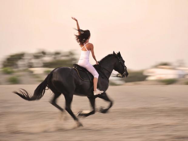 На тлі підвищення цін на пальне: Француженка вирішила усюди їздити… на коні (відео)