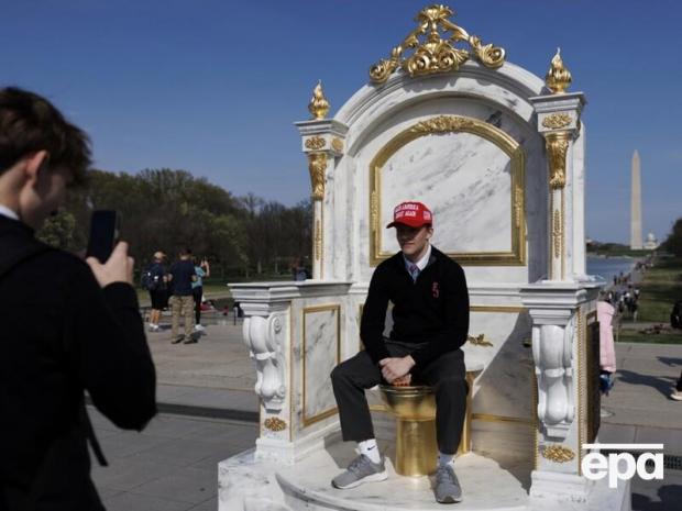 “Трон” для Дональда Фредовича: У Вашингтоні на честь Трампа встановили золотий унітаз (фото)