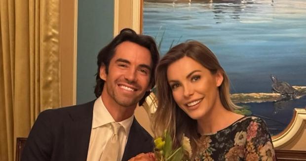 “Закохалась у неї із першого погляду…”: 39-річна вдова Г’ю Гефнера вийшла заміж у сукні українського бренду (фото)