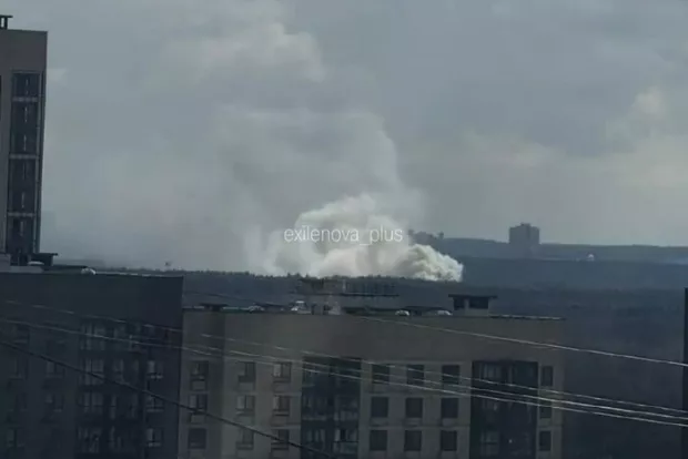 Дрібниця, але приємна: У Москві палає дах елітного військового закладу (відео)