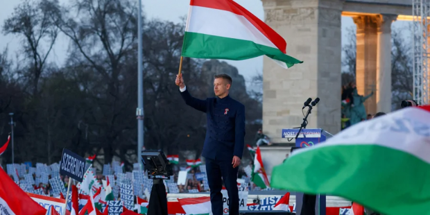Були символом спротиву радянському впливу: На мітингах Орбана та його опонента Мадяра угорці скандували антиросійські гасла (відео)