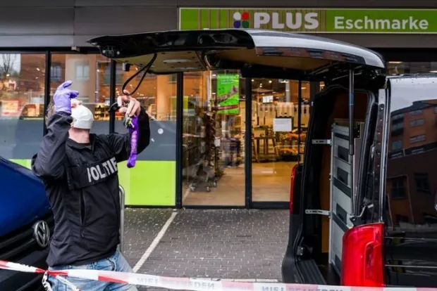 Залишив невідомий чоловік у кашкеті: Вибухівка чотири дні лежала на полиці супермаркету, поки не здетонувала (фото)