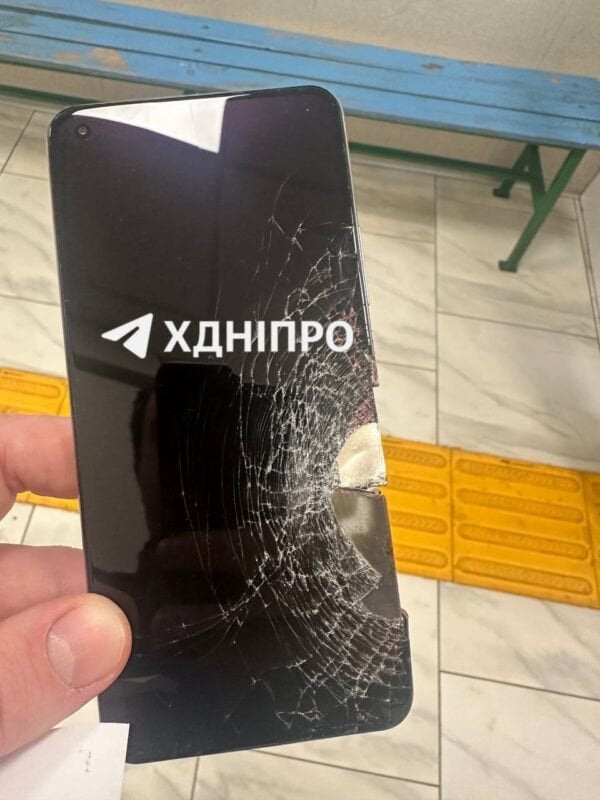 Власника врятувало диво: У Дніпрі під час атаки РФ уламок дрона влучив у телефон (фото)
