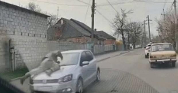 Намагався втекти: Водій збив військового ТЦК під час перевірки (відео)