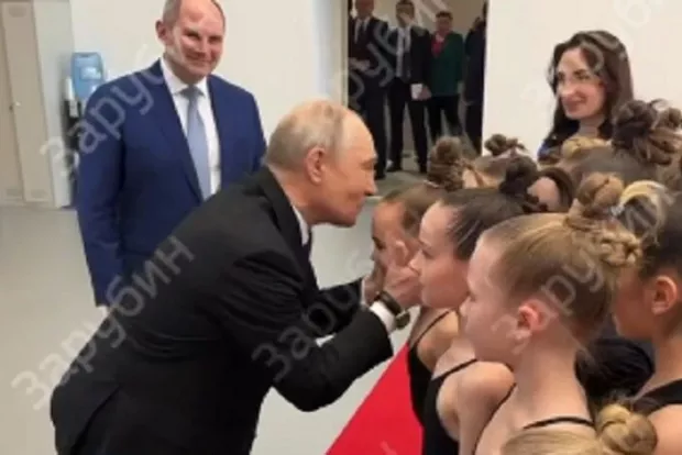 Старий збоченець прикидається “людяним лідером”: Путін знов почав цілувати чужих дітей (відео)
