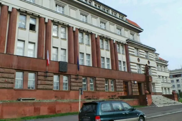 За викрадення людини та пограбування: У Празі перед судом постали четверо українців та чешка