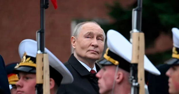 Путіна жорстко висміяли через жалюгідний вигляд на параді