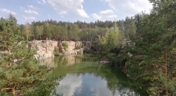 Нова “Мекка” вітчизняного туризму менше ніж у 110 км від Києва: Бірюзова вода серед скель та соснових лісів – принади Коростишівського кар’єру, який стрімко набирає популярності в українців (відео)