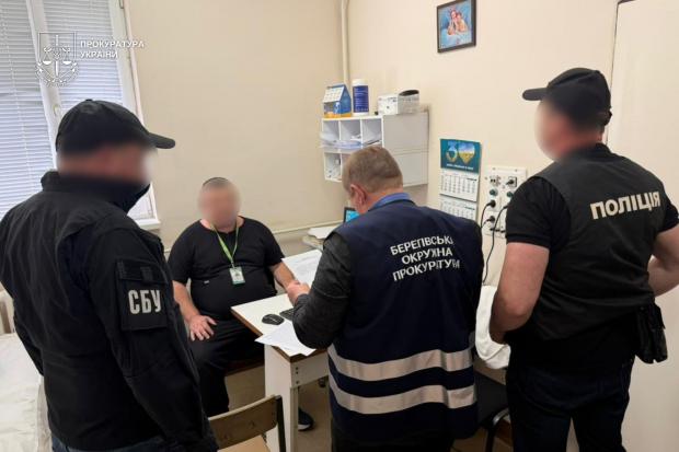 На Закарпатті уролог продавав чоловікам видалені в інших пацієнтів камені, щоб ті мали діагнози для відстрочки від мобілізації