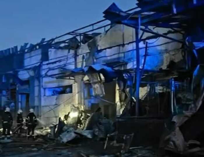 Удар РФ по Дніпру: під обстріл потрапив розподільчий центр VARUS, є загиблі