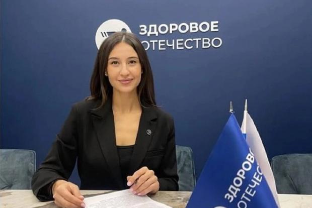 Оце так! Амбасадорка руху, який викрадає українських дітей, прибула до Франції для участі у Чемпіонаті Європи