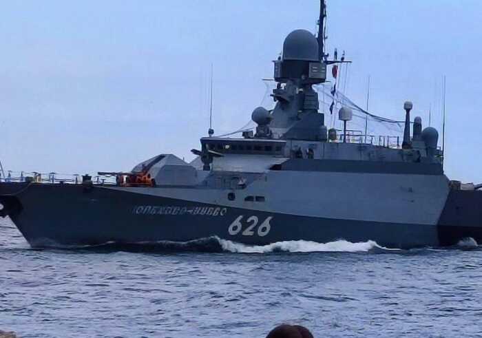 Страх перед українськими технологіями: Росія ховає кораблі за антидроновими сітками навіть у Балтійському морі