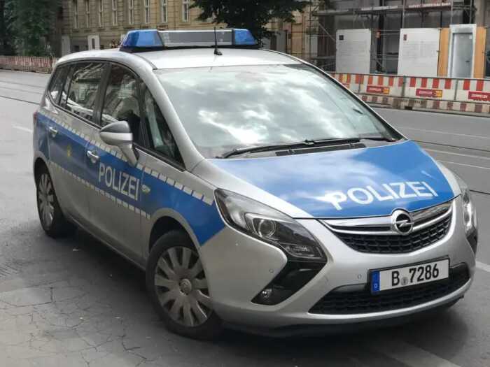 У Німеччині затримали псевдополіцейських на списаному патрульному авто