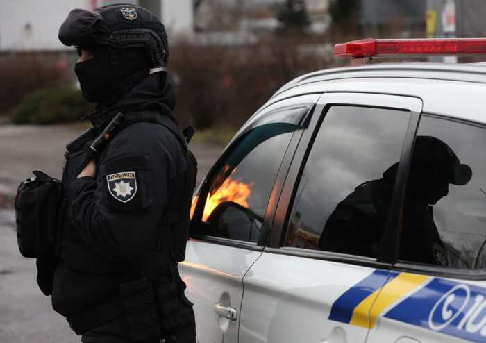 У Дарницькому районі Києва патрульні затримали чоловіка, який стріляв у дворі будинку