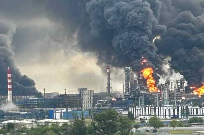 Росіянин із квартири знімає пожежу на Московському НПЗ: "Епэрэсэтэ! Це якась бочка! Глянь!"