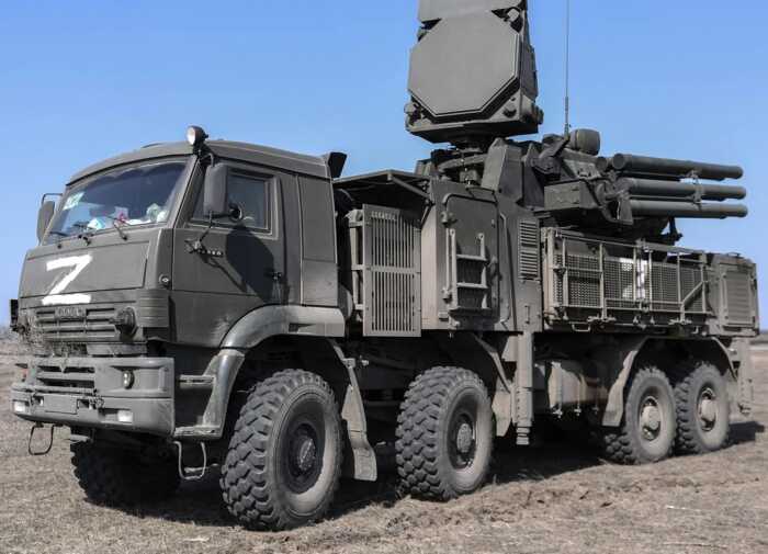 Кришку резервуара на нафтобазі у Москві зірвало після влучання ракети, а не дрона — соцмережі