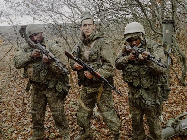 “Два нєгрітьонка аткрилі двєрі, а слєдом я с арабамі”: Окупанти кидають на штурми іноземців, градуючи цінність “м’яса” по сортах (аудіо)