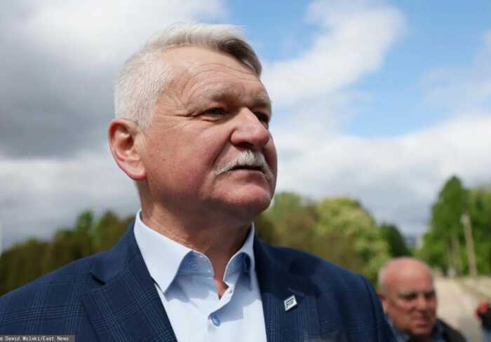 Польський політик Кшиштоф Толвінський передав гуманітарну допомогу російським військовим через Білорусь