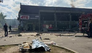 Цілеспрямований воєнний злочин проти цивільних українців: Російський БпЛА з відеокамерою атакував АТБ у Чернігові, є загиблі та поранені