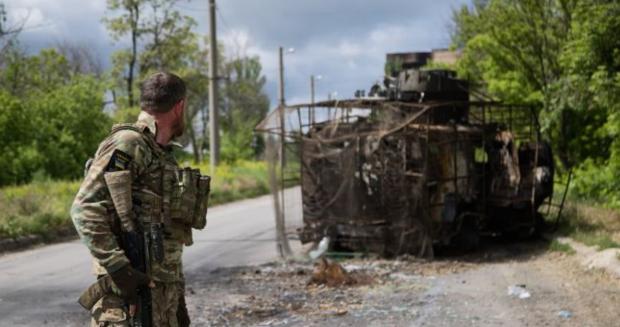 “Горить, як його в пакет класти – не знаю”: Українські десантники показали, як евакуаційна група окупантів намагається евакуювати “підсмажене” м’ясо своїх колег (відео 16+)