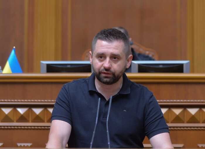 15–25 мільйонів доларів: голова нардепів «Слуги народу» Давид Арахамія міг таємно придбати найбільшу мережу Telegram-каналів “Труха”