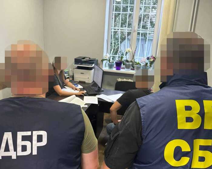 По 16 тисяч доларів із військовозобов’язаного: двоє співробітників СБУ організували схему втечі за кордон