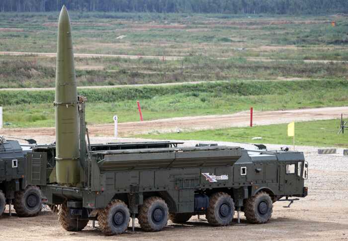 Момент удару касетної балістичної ракети по Києву під час російської атаки потрапив на відео