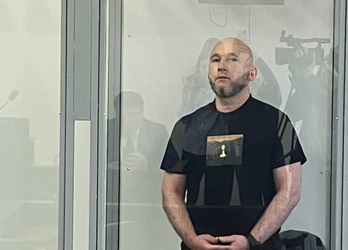 Тандир прийшов до суду у футболці з портретом судді Бандури, який головував у його справі про смертельну ДТП