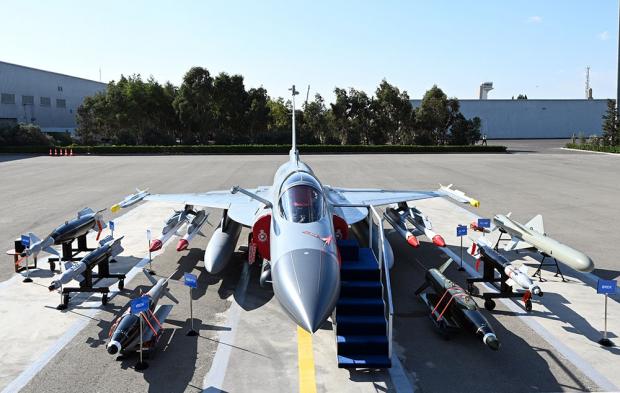 Азербайджан зацікавився винищувачем, який збив Rafale: На J-10CE помітили незвичне маркування
